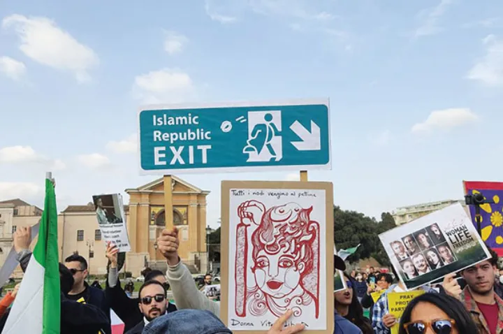 بسیاری از دانشجویان به دلیل سروکار با سفارت محتاط‌اند